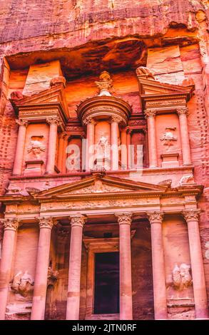 Rosa Rosso Siq Petra Giordania Petra Giordania Costruito da Nabataens nel 100 AC giallo Tesoro al mattino diventa rosso rosa nel pomeriggio quando il sole scende Foto Stock