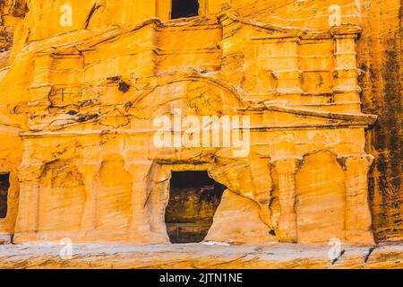 Giallo Obelisco Tomba Bab el-siq Triclinium Siq esterno Escursionismo per l'ingresso Petra Giordania di fronte all'ingresso di Petra. Foto Stock