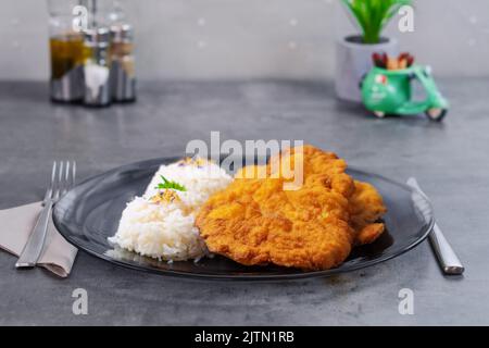 Braciole fritte con riso al vapore, Wiener Schnitzel nel ristorante dell'hotel Foto Stock