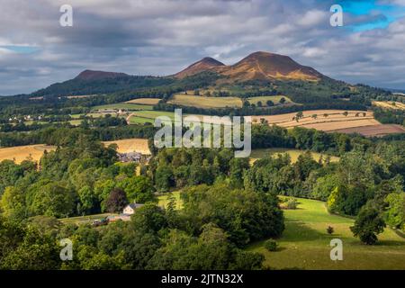 Scott's View, Scottish Borders, Regno Unito. 31st ago, 2022. Lo splendido paesaggio di Scott's View ai confini scozzesi, un punto di osservazione popolare per ciclisti, escursionisti e turisti. Dedicato al famoso autore scozzese, Sir Walter Scott, la casa di Abbotsford si trova a pochi chilometri di distanza. Picture Credit: phil wilkinson/Alamy Live News Foto Stock