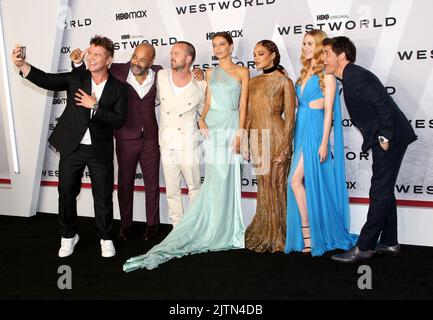 Luke Hemsworth, Jeffrey Wright, Aaron Paul, Angela Sarafyan, Tessa Thompson, Evan Rachel Wood e James Marsden hanno partecipato alla prima stagione 'Westworld' 4 tenutasi ad Alice Tully Hall il 21 giugno 2022 a New York City, NY ©Steven Bergman/AFF-USA.COM Foto Stock