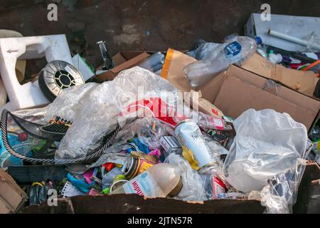 Dnepropetrovsk, Ucraina - 09.28.2020: Vari tipi di rifiuti sono accatastati in un mucchio. Rifiuti ordinati in modo errato da riciclare. Foto Stock