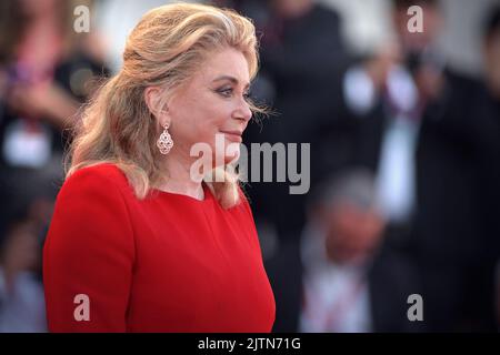 Venezia, Italia. 31st ago, 2022. VENEZIA, ITALIA - 31 AGOSTO: Catherine Deneuve partecipa alla cerimonia di apertura del 79th° Festival Internazionale del Film di Venezia a Palazzo del Cinema il 31 agosto 2022 a Venezia. Credit: dpa/Alamy Live News Foto Stock