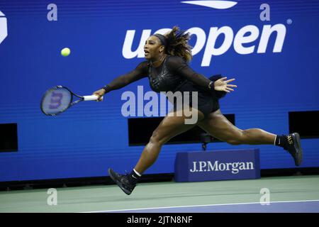 Flushing Meadow, United ha dichiarato. 31st ago, 2022. Serena Williams restituisce una palla ad Anett Kontaveit di Estonia durante la sua seconda partita dei campionati US Open di tennis del 2022 nell'Arthur Ashe Stadium presso l'USTA Billie Jean King National Tennis Center di New York, mercoledì 31 agosto 2022. Foto di John Angelillo/UPI Credit: UPI/Alamy Live News Foto Stock