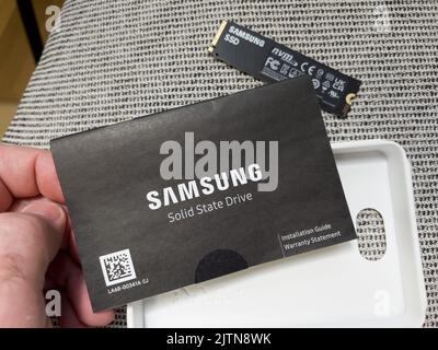 Parigi, Francia - 8 agosto 2022: Lettura POV maschio dopo la disimballaggio del nuovo disco rigido ssd NVME Samsung 980 Pro per il personal computer o mac aggiornamento Apple Foto Stock