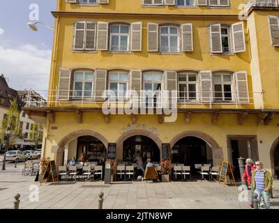 Strasburgo, Francia - 10 aprile 2022: Visitare Strasburgo mangiare bere al Cafe Montmartre nella parte centrale della città - bere caffè mangiare croissant caffè all'aperto Foto Stock