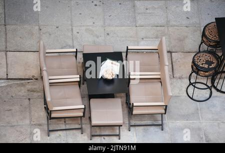 Vista dall'alto di un tavolo wine bar con quattro sgabelli e tavolo rialzato - in attesa di clienti Foto Stock
