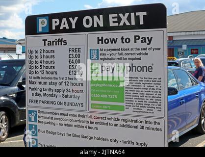 Cartelli per il parcheggio, tariffe da PayByPhoone e ParkingEye, al Cockhedge Shopping & Retail Park presso Warrington Town Centre, Cheshire, UK, WA1 Foto Stock