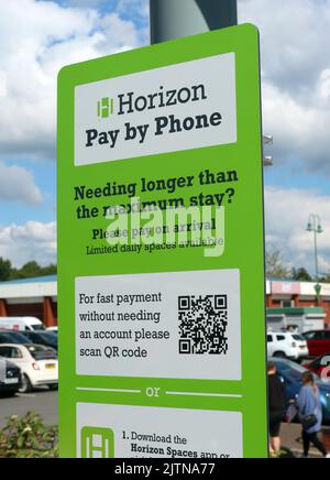 Cartelli per il parcheggio, tariffe da PayByPhoone e ParkingEye, al Cockhedge Shopping & Retail Park presso Warrington Town Centre, Cheshire, UK, WA1 Foto Stock