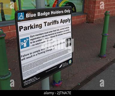 Cartelli per il parcheggio, tariffe da PayByPhoone e ParkingEye, al Cockhedge Shopping & Retail Park presso Warrington Town Centre, Cheshire, UK, WA1 Foto Stock