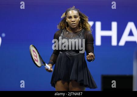 Flushing Meadow, United ha dichiarato. 31st ago, 2022. Serena Williams reagisce dopo aver vinto la prima partita del secondo turno dei Campionati di tennis US Open 2022 contro Anett Kontaveit di Estonia nello stadio Arthur Ashe presso l'USTA Billie Jean King National Tennis Center di New York, mercoledì 31 agosto 2022. Foto di John Angelillo/UPI Credit: UPI/Alamy Live News Foto Stock