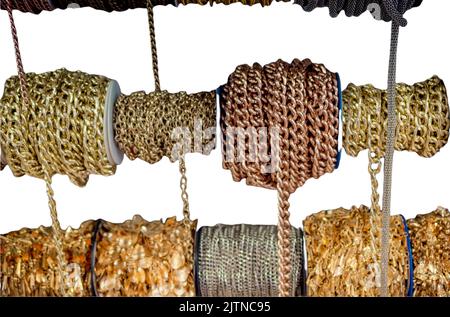 Una serie di rocchetti di maglie della catena isolati sul bianco presso il negozio al dettaglio Foto Stock