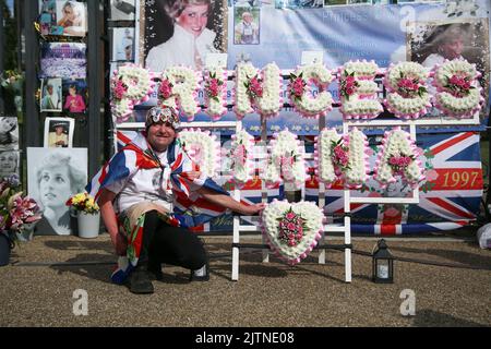 Londra, Regno Unito. 31st ago, 2022. Fan reale, John Loughrey posa con i cimeli fuori Kensington Palace, a Londra per celebrare il 25th° anniversario di morte di Diana, Principessa di Galles, che morì all'ospedale Pitie-Salpetriere a Parigi nelle prime ore del 31 agosto 1997 a seguito di un incidente mortale di auto nel tunnel Pont de l'Alma. (Foto di Steve Taylor/SOPA Images/Sipa USA) Credit: Sipa USA/Alamy Live News Foto Stock