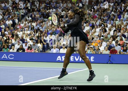 Flushing Meadow, United ha dichiarato. 31st ago, 2022. Serena Williams reagisce dopo aver vinto un punto nella terza serie della sua seconda partita dei campionati US Open Tennis 2022 contro Anett Kontaveit di Estonia nell'Arthur Ashe Stadium presso l'USTA Billie Jean King National Tennis Center di New York, mercoledì 31 agosto 2022. Foto di John Angelillo/UPI Credit: UPI/Alamy Live News Foto Stock