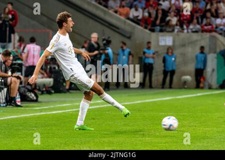 Colonia, Renania settentrionale-Vestfalia, Germania. 31st ago, 2022. Il centrocampista del Bayern Monaco THOMAS MUELLER (25) urla mentre tenta un passaggio contro il FC Viktoria Cologne 1904 nel turno di apertura del Pokal DFB. (Credit Image: © Kai Dambach/ZUMA Press Wire) Foto Stock