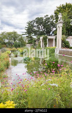 Splendidi giardini e fontane all'interno del giardino recintato all'Untermyer Park di Yonkers, NY Foto Stock