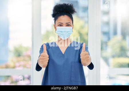 Pollici su infermiera, medico e chirurgo in ospedale covid, clinica e chirurgia per successo sanitario, fiducia e sostegno. Ritratto di lavoratore medico con Foto Stock