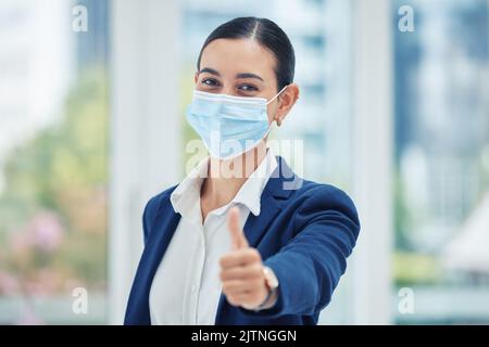 Maschera facciale, compliance covid o pollici su ritratto donna con strategia, visione o obiettivo di benessere per fermare il virus globale. Donna d'affari, dipendente o. Foto Stock