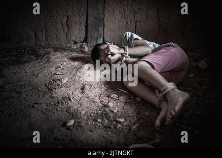 Concetto di violenza, povertà, diritti umani, mani umane senza speranza legate con corda, tratta di esseri umani. Foto Stock