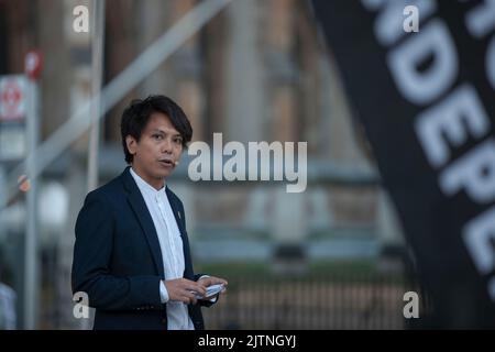 Londra, Regno Unito. 31st ago, 2022. Jim Wong, uno dei sopravvissuti all'interno della stazione MTR del Principe Edoardo nel 2019, consegna un discorso a Parliament Square durante il lutto dell'incidente del Principe Edoardo, dove la polizia si è ammassata all'interno della stazione MTR del Principe Edoardo a Hong Kong per fare arresti, due anni fa, uso di pastoni e pastoni contro massicce proteste anti-governative. Credit: SOPA Images Limited/Alamy Live News Foto Stock