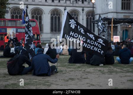 Londra, Regno Unito. 31st ago, 2022. I manifestanti detengono la bandiera in Piazza del Parlamento durante il lutto dell'incidente del Principe Edoardo, dove la polizia ha fatto un temporale all'interno della stazione MTR del Principe Edoardo a Hong Kong per fare arresti, l'uso di spruzzi di pepe e batoni contro massicce proteste anti-governative due anni fa. (Foto di May James/SOPA Images/Sipa USA) Credit: Sipa USA/Alamy Live News Foto Stock