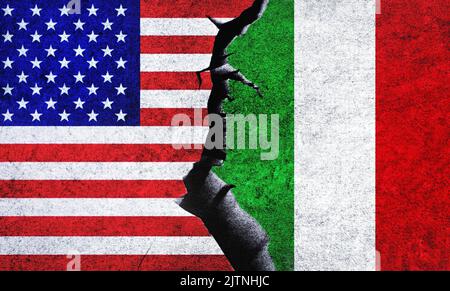 USA vs Italia bandiere su un muro con una crepa. Italia e Stati Uniti d'America conflitto politico, crisi di guerra, economia, relazioni, concetto commerciale Foto Stock