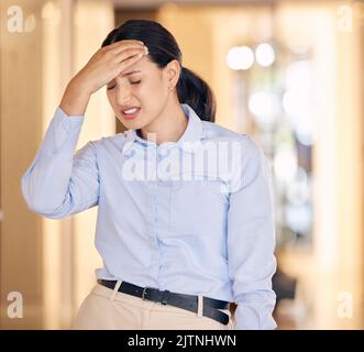 Stress, ammalata e stanca donna d'affari con un mal di testa sentirsi triste e infelice sul lavoro. Giovane donna dipendente o lavoratore affetto da emicrania e. Foto Stock