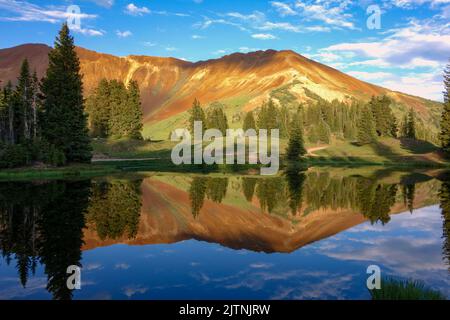 Le Red Mountains intorno a Ouray, Colorado, ottengono la loro colorazione da Iron ore Foto Stock