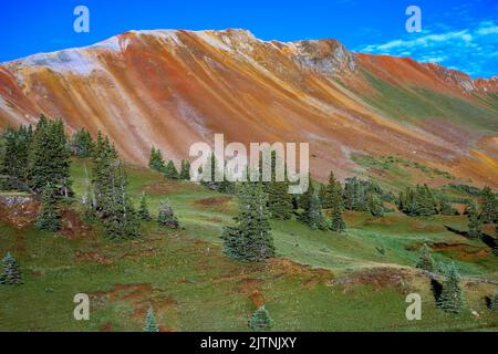 Le Red Mountains intorno a Ouray, Colorado, ottengono la loro colorazione da Iron ore Foto Stock