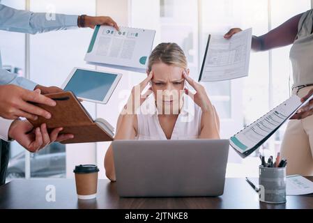Stress lavorativo, mal di testa e burnout mindset di una donna d'affari che lavora in un computer d'ufficio. Dipendente fiscale aziendale preoccupato per la salute mentale da Foto Stock