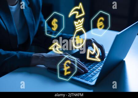 Immagine concettuale di cambio di valuta estera, commercio di valuta, mercato di forex, commercio mondiale fra i paesi con uomo di affari usando un laptop del calcolatore Foto Stock