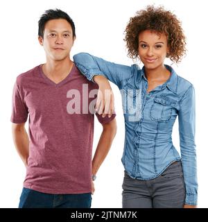 Fianco a fianco in tutto. Studio ritratto di una giovane coppia affettuosa isolato su bianco. Foto Stock