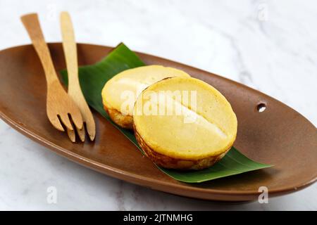 KUE Kuala Lumpur Kentang o torta di fango di patate, indonesiano tradizionale Jajan Pasar fatto da purè di patate con farina di riso e zucchero. Tagliare con dei chee a fette Foto Stock