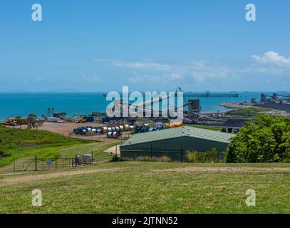 Due terminali di carbone presso il porto, Hay Point Coal Terminal (HPCT) e Dalrymple Bay Coal Terminal (DBCT), che servono miniere di carbone nel Queensland centrale Foto Stock