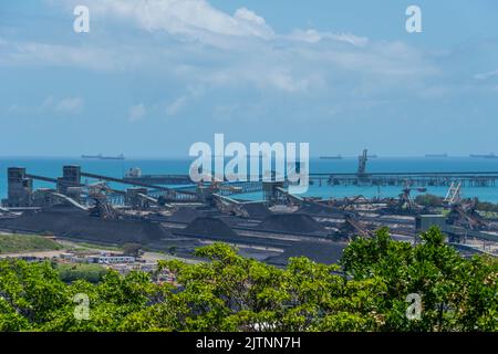 Due terminali di carbone presso il porto, Hay Point Coal Terminal (HPCT) e Dalrymple Bay Coal Terminal (DBCT), che servono miniere di carbone nel Queensland centrale Foto Stock