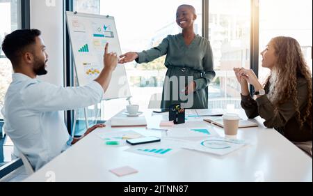 Team di formazione dei responsabili di persone in viaggio d'affari in riunioni aziendali. Una donna nera che parla di marketing leader in un seminario di presentazione, di formazione Foto Stock