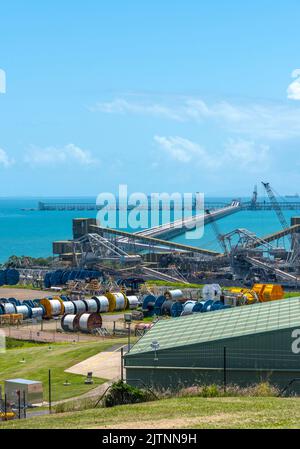 Due terminali di carbone presso il porto, Hay Point Coal Terminal (HPCT) e Dalrymple Bay Coal Terminal (DBCT), che servono miniere di carbone nel Queensland centrale Foto Stock