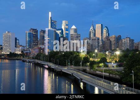 Lo skyline di Filadelfia si riflette sul fiume Schuylkill al crepuscolo, Pennsylvania Foto Stock