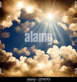 Il cielo blu con nuvole e sole. Foto Stock