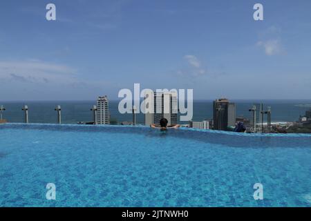 Piscina infinity in Cinnamon Red, Colombo, Sri Lanka Foto Stock