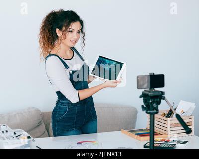 corso d'arte talentuoso lady video applicazione di disegno Foto Stock