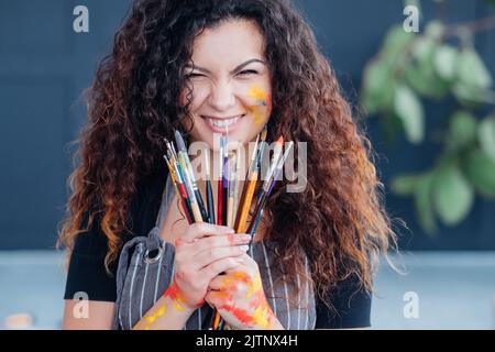 moderna scuola di belle arti signora mazzo pennelli Foto Stock