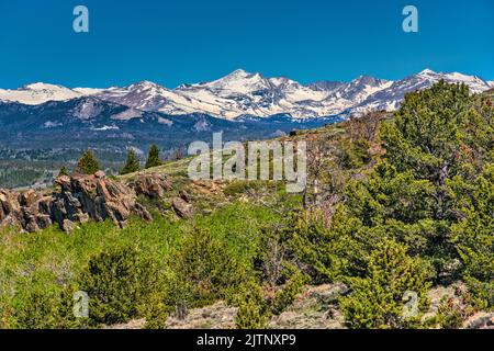 Wind River Range, vista distante dalla collina sopra Stambaugh Road (RD 2324), vicino a Miners Delight, alias Hamilton City Townsite, Wyoming, USA Foto Stock