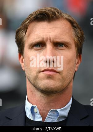 31 agosto 2022, Hessen, Francoforte sul meno: Markus Krösche, direttore dello sport di Eintracht Frankfurt Fußball AG, si trova all'interno dello stadio ai margini della partita di addio di Alexander Meier. Foto: Arne Dedert/dpa - NOTA IMPORTANTE: In conformità ai requisiti della DFL Deutsche Fußball Liga e della DFB Deutscher Fußball-Bund, è vietato utilizzare o utilizzare fotografie scattate nello stadio e/o della partita sotto forma di sequenze di immagini e/o serie di foto simili a un video. Foto Stock