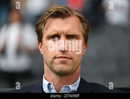 31 agosto 2022, Hessen, Francoforte sul meno: Markus Krösche, direttore dello sport di Eintracht Frankfurt Fußball AG, si trova all'interno dello stadio ai margini della partita di addio di Alexander Meier. Foto: Arne Dedert/dpa - NOTA IMPORTANTE: In conformità ai requisiti della DFL Deutsche Fußball Liga e della DFB Deutscher Fußball-Bund, è vietato utilizzare o utilizzare fotografie scattate nello stadio e/o della partita sotto forma di sequenze di immagini e/o serie di foto simili a un video. Foto Stock