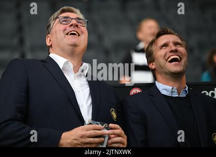 31 agosto 2022, Hessen, Francoforte sul meno: Axel Hellmann (l), portavoce del consiglio di amministrazione di Eintracht Frankfurt Fußball AG, e Markus Krösche, direttore dello sport di Eintracht Frankfurt Fußball AG, si trovano a margine della partita di addio di Alexander Meier. Foto: Arne Dedert/dpa - NOTA IMPORTANTE: In conformità ai requisiti della DFL Deutsche Fußball Liga e della DFB Deutscher Fußball-Bund, è vietato utilizzare o utilizzare fotografie scattate nello stadio e/o della partita sotto forma di sequenze di immagini e/o serie di foto simili a un video. Foto Stock