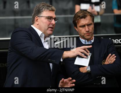 31 agosto 2022, Hessen, Francoforte sul meno: Axel Hellmann (l), portavoce del consiglio di amministrazione di Eintracht Frankfurt Fußball AG, e Markus Krösche, direttore dello sport di Eintracht Frankfurt Fußball AG, si parlano a margine della partita di addio di Alexander Meier. Foto: Arne Dedert/dpa - NOTA IMPORTANTE: In conformità ai requisiti della DFL Deutsche Fußball Liga e della DFB Deutscher Fußball-Bund, è vietato utilizzare o utilizzare fotografie scattate nello stadio e/o della partita sotto forma di sequenze di immagini e/o serie di foto simili a un video. Foto Stock