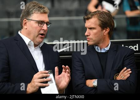 31 agosto 2022, Hessen, Francoforte sul meno: Axel Hellmann (l), portavoce del consiglio di amministrazione di Eintracht Frankfurt Fußball AG, e Markus Krösche, direttore dello sport di Eintracht Frankfurt Fußball AG, si parlano a margine della partita di addio di Alexander Meier. Foto: Arne Dedert/dpa - NOTA IMPORTANTE: In conformità ai requisiti della DFL Deutsche Fußball Liga e della DFB Deutscher Fußball-Bund, è vietato utilizzare o utilizzare fotografie scattate nello stadio e/o della partita sotto forma di sequenze di immagini e/o serie di foto simili a un video. Foto Stock