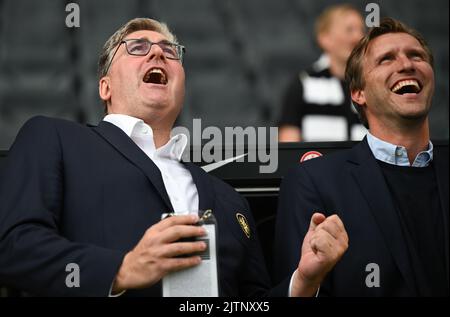 31 agosto 2022, Hessen, Francoforte sul meno: Axel Hellmann (l), portavoce del consiglio di amministrazione di Eintracht Frankfurt Fußball AG, e Markus Krösche, direttore dello sport di Eintracht Frankfurt Fußball AG, si trovano a margine della partita di addio di Alexander Meier. Foto: Arne Dedert/dpa - NOTA IMPORTANTE: In conformità ai requisiti della DFL Deutsche Fußball Liga e della DFB Deutscher Fußball-Bund, è vietato utilizzare o utilizzare fotografie scattate nello stadio e/o della partita sotto forma di sequenze di immagini e/o serie di foto simili a un video. Foto Stock