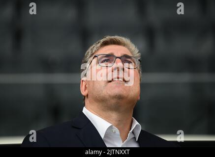 31 agosto 2022, Hessen, Francoforte sul meno: Axel Hellmann, portavoce del consiglio di amministrazione di Eintracht Frankfurt Fußball AG, si trova all'interno dello stadio ai margini della partita di congedo di Alexander Meier. Foto: Arne Dedert/dpa - NOTA IMPORTANTE: In conformità ai requisiti della DFL Deutsche Fußball Liga e della DFB Deutscher Fußball-Bund, è vietato utilizzare o utilizzare fotografie scattate nello stadio e/o della partita sotto forma di sequenze di immagini e/o serie di foto simili a un video. Foto Stock